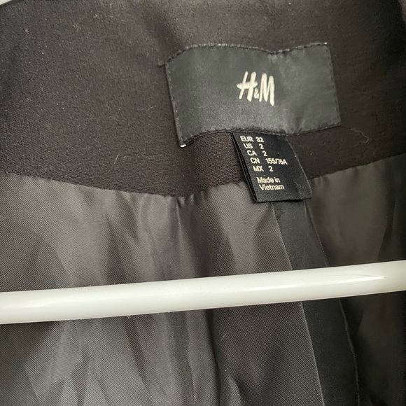 Women’s Loose Fit H&M Blazer (Size 2) - Picture 2 of 2
